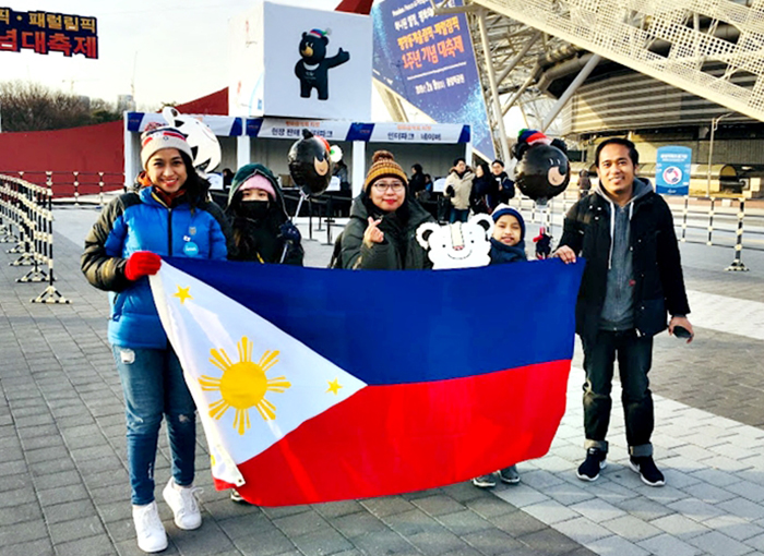  
Philippine Korea.net Honorary Reporters Carlo Rubejes (far right), Lallien Guillen Park (center) and Sheena Pia Solis (far left) with her two children on Feb. 9 pose for a photo in front of KSPO Dome at Seoul Olympic Park. 
